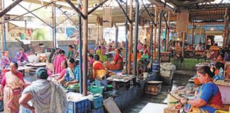 100 years old Bandra Fish Market has neither a toilet nor water