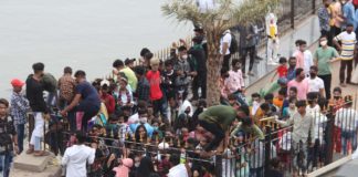 Hundreds gather at Bandra Reclamation